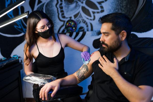 First Aid Training: 3 Reasons Tattoo Artists Need First Aid Training