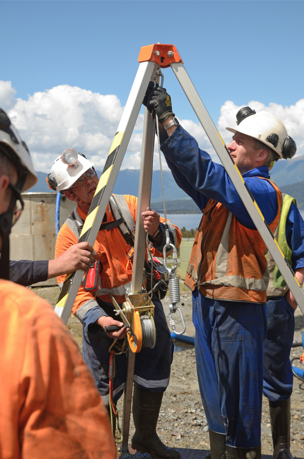 firefighting-course-men-setting-up-tripod