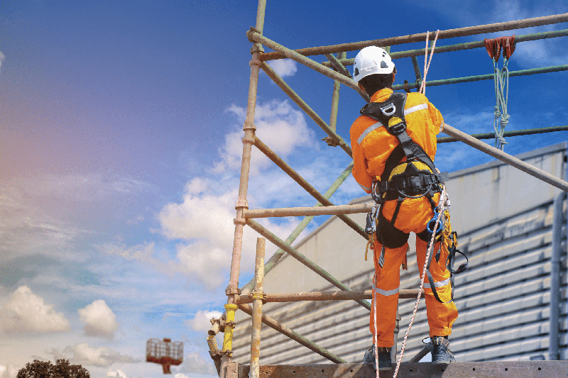 health-and-safety-training-safety-harness-man-on-scaffolding