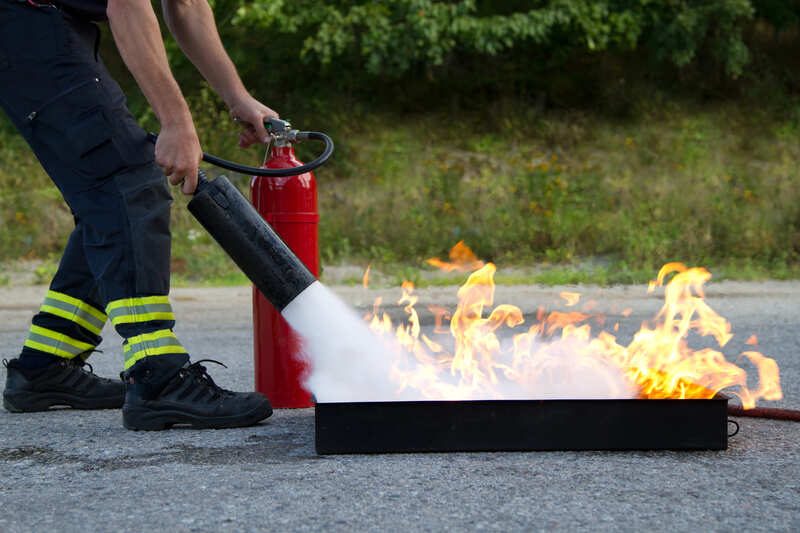 emcare_safety_officer_course_instructor-showing-fire-extinguisher