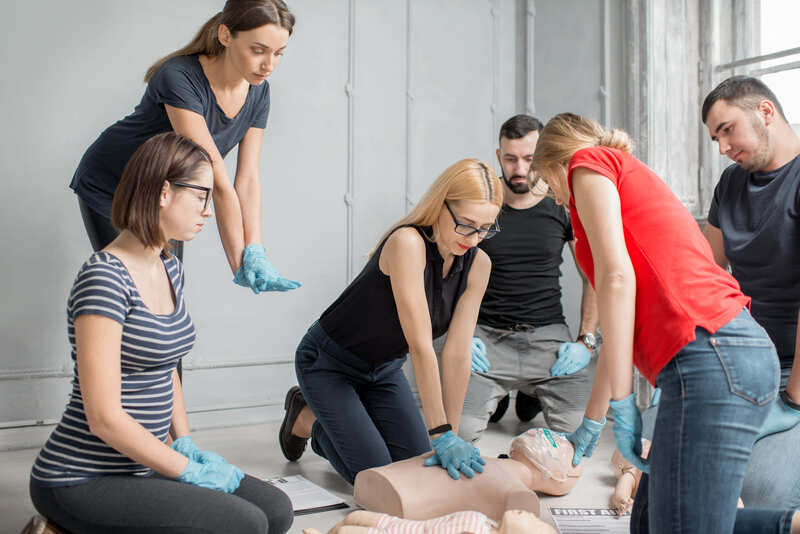 first-aid-course-group-training-session