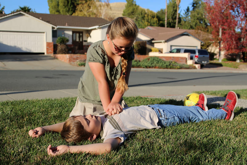 First-Aid-Course-Minor-Girl-performing-cpr