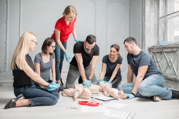 first-aid-course-training-group-practical