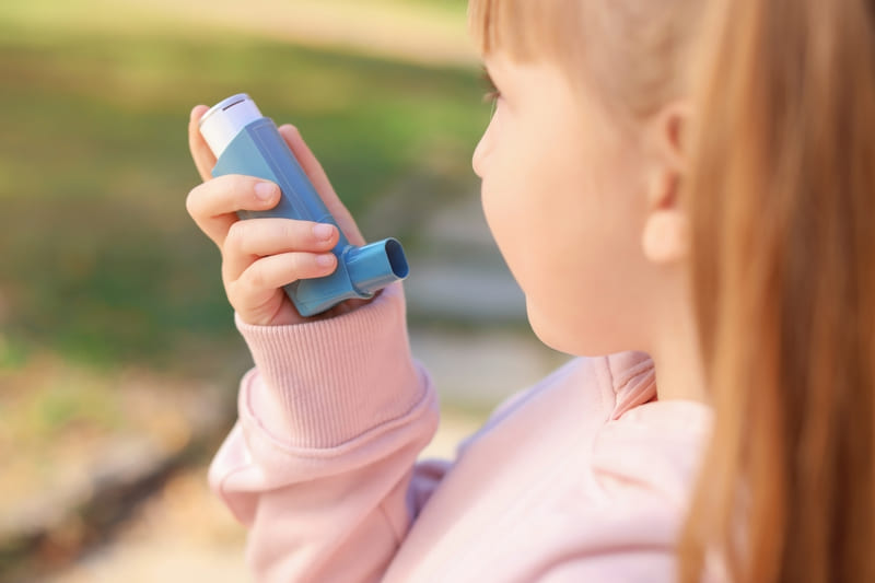 first-aid-training-girl-asthma-inhaler