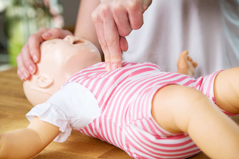 first-aid-training-medical-child-baby-infant-cpr-breathing-help