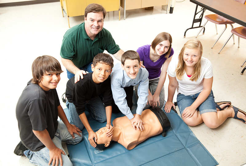 first-aid-training-students-learn-cpr