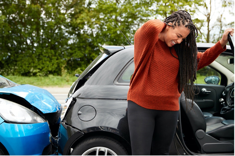 first-aid-training-woman-car-accident-orange-jersey-min