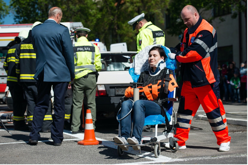 first-aid-training-woman-neckbrace-gurney-min