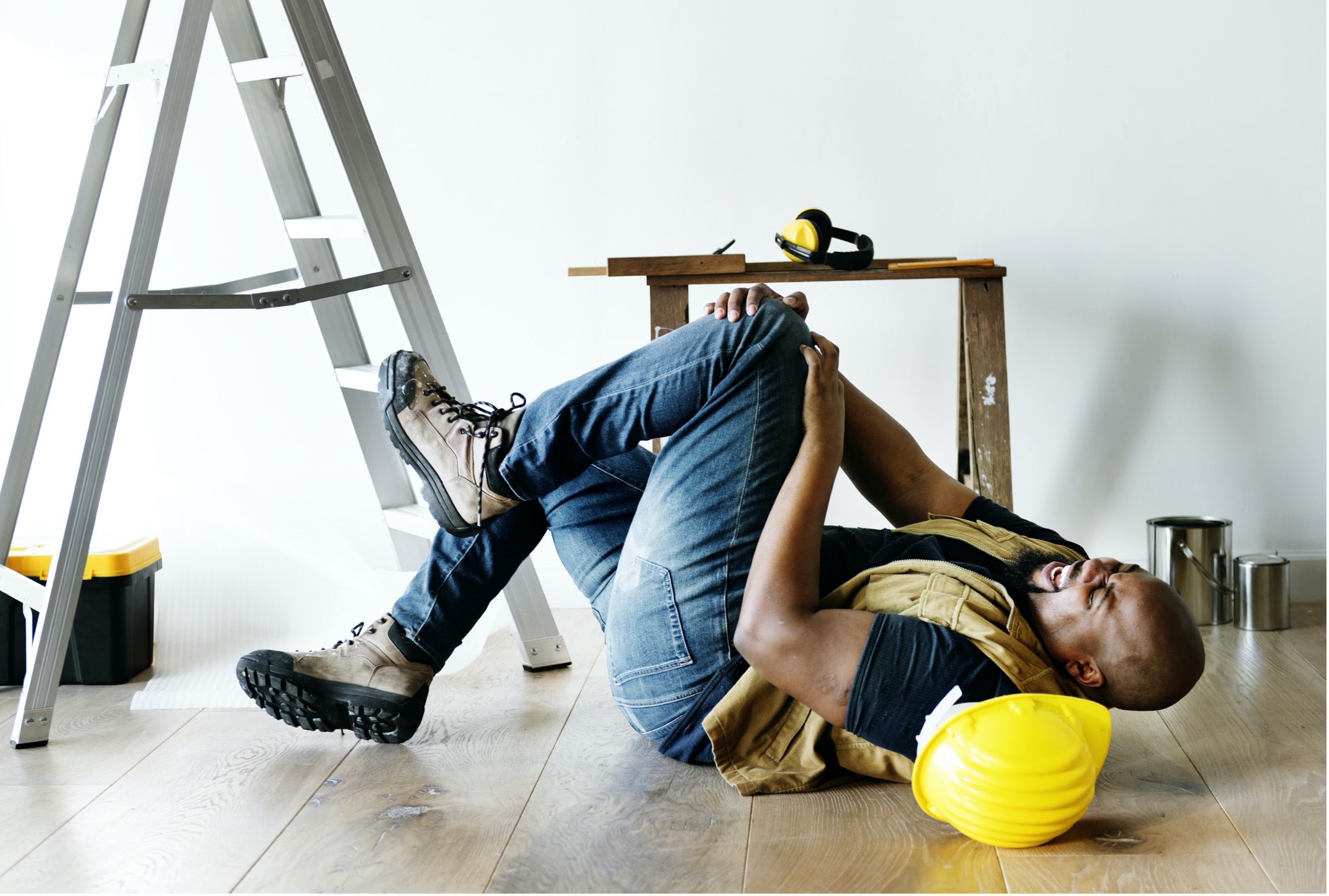 health-and-safety-training-worker-falling-from-ladder