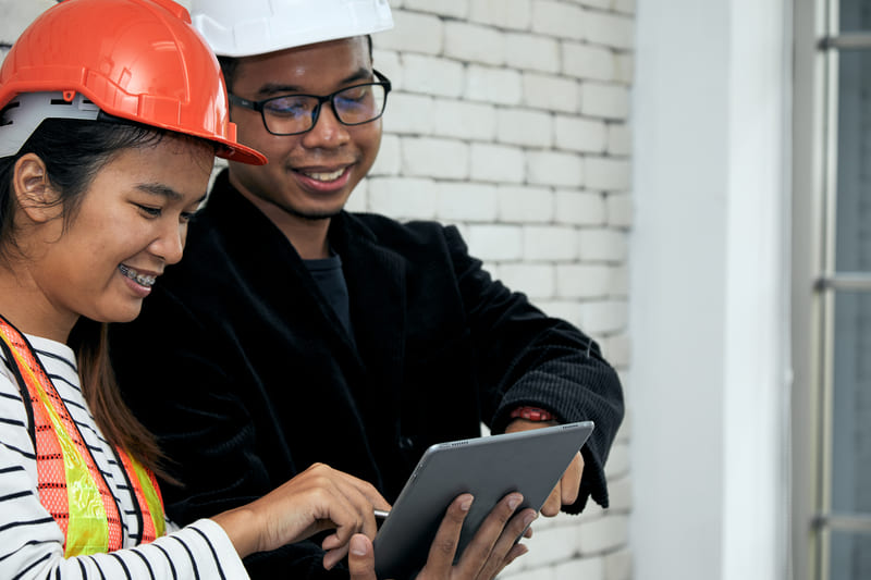 safety-officer-course-chief-engineer-check-data-in-tablet-together-with-safety-officer