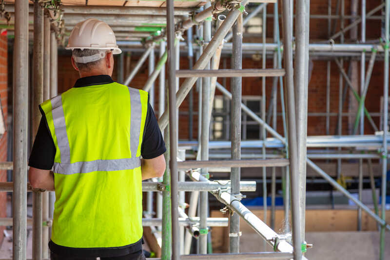 safety-officer-course-rear-view-of-a-builder