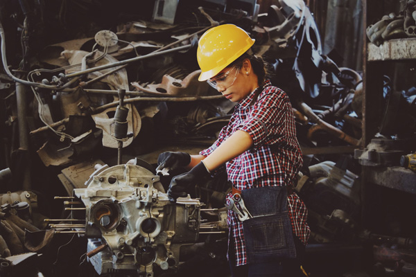 safety-officer-course-woman-working-machine