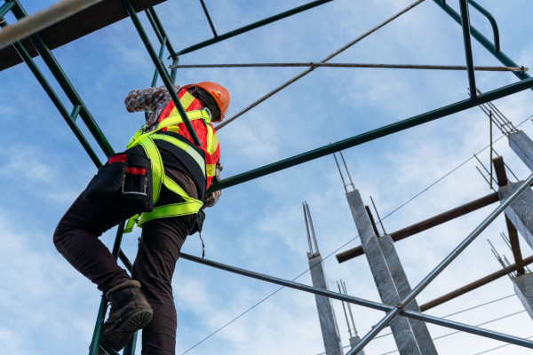 working-at-heights-of-workers-in-safety-clothing