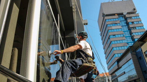 working-at-heights-training-cleaning-windows