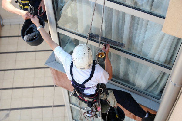 working-at-heights-training-climbers-washing-windows-38210350