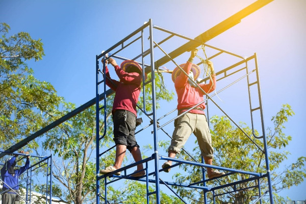 working-at-heights-training-construction-worker-on-scaffold-safely