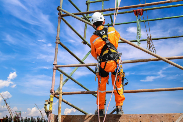 working-at-heights-training-construction-worker-safety-harness