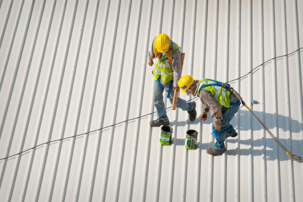 working-at-heights-training-construction-workers-on-roof