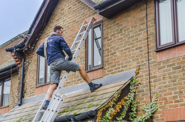 working-heights-trainingman-cleans-windows