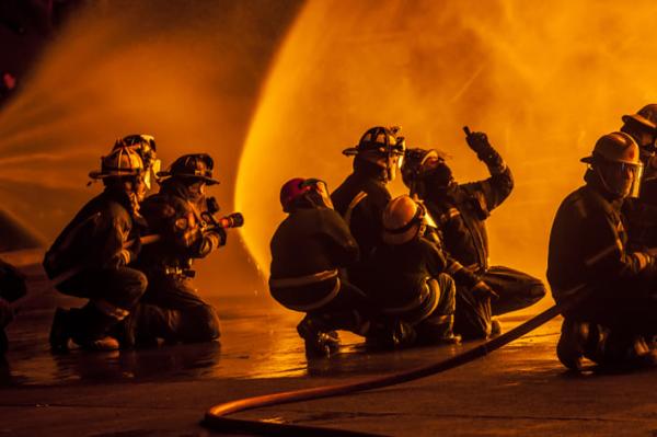 33-0.fire-fighting-course-firefighters-discussing-how-to-fight-fire.0f3bdebdefe9ebf474b5c39afce0e772