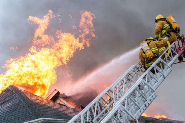 33-625.EMCARE-Fire-Fighting-Course-firefighters-spraying-roof.0f3bdebdefe9ebf474b5c39afce0e772