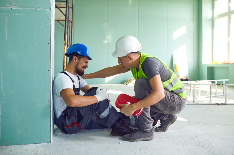 first-aid-course-construction-worker-accident-with-a-construction-worker