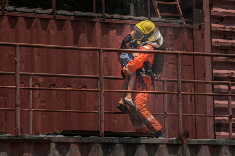 fire-fighting-training-firefighter-holding-child-boy-to-save-him-in-fire-and-smoke-firemen-rescue-the-boys-from-fire