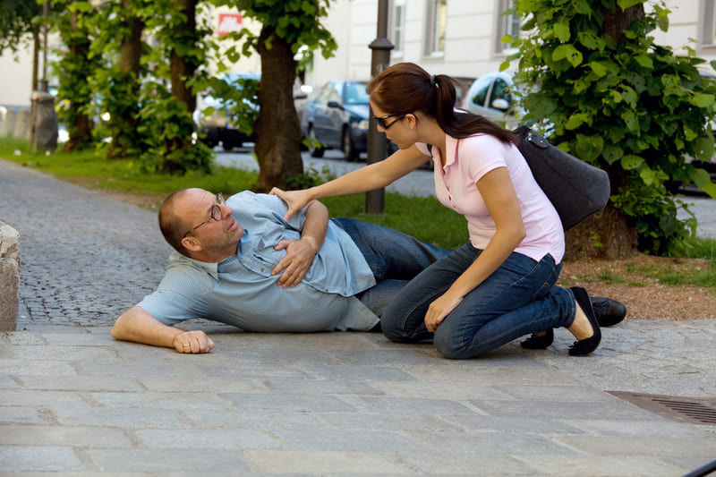 first-aid-course-man-dizziness-or-heart-attack