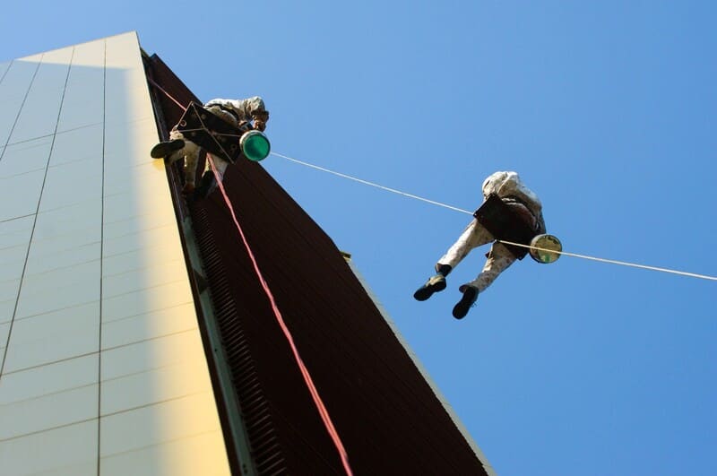 working-at-heights-training-men-working-on-ropes