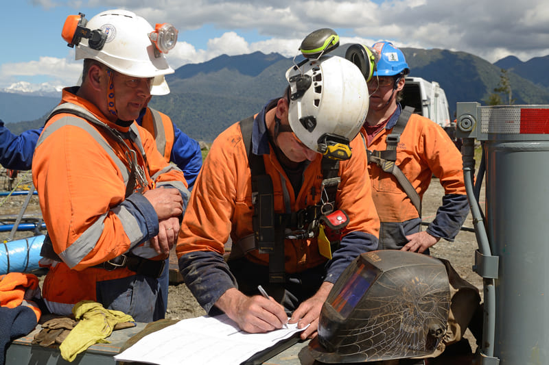 safety-officer-course-safety-meeting-on-confined-spaces