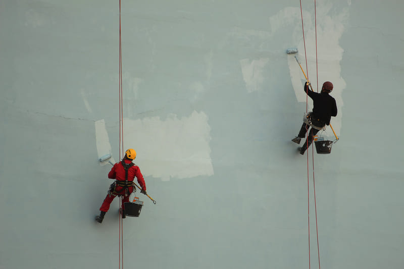 working-at-heights-industrial-climbers-paint-the-wall-of-the-building