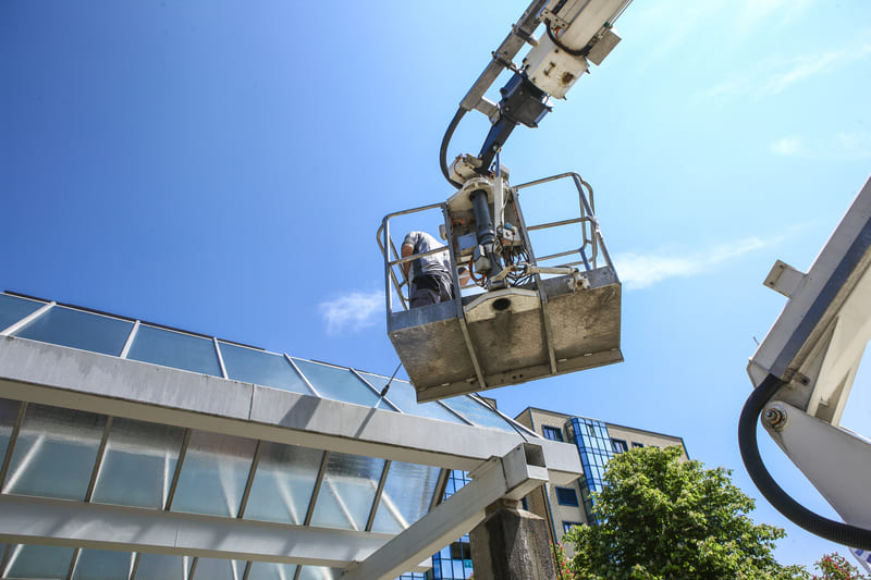 working-at-heights-professional-facade-cleaning-services-washing-a-glass